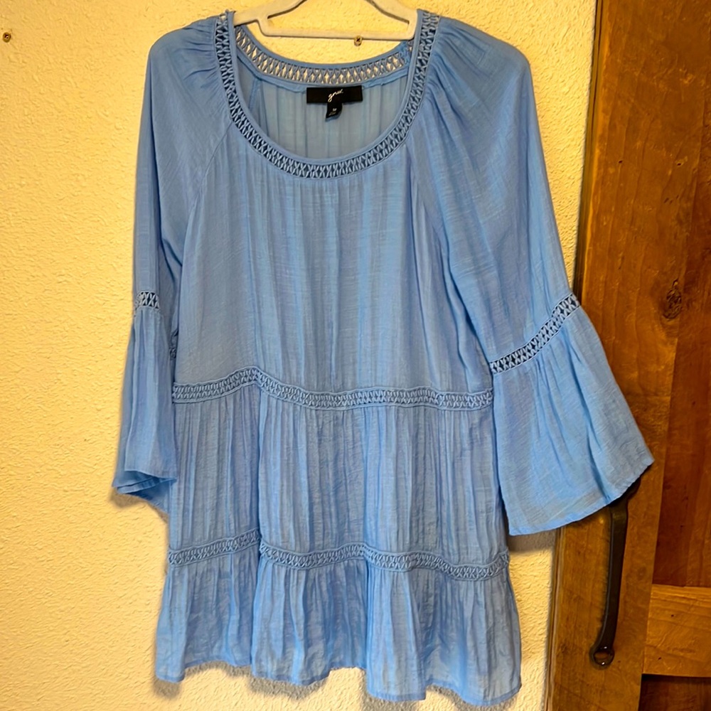 Women’s GNW top, Size M, rayon and polyester blend,